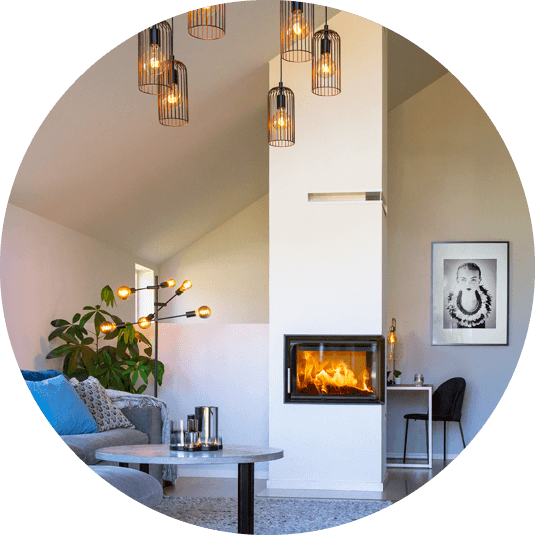 Fireplace insert Scan 5003 in a tailor-made fireplace that goes all the way from floor to ceiling