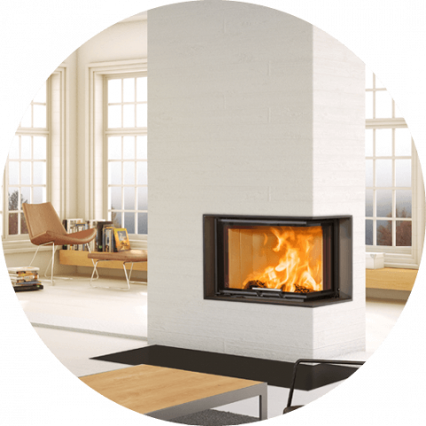 Black fireplace insert Scan 5004 FR in a bright room with large white glass windows on three sides