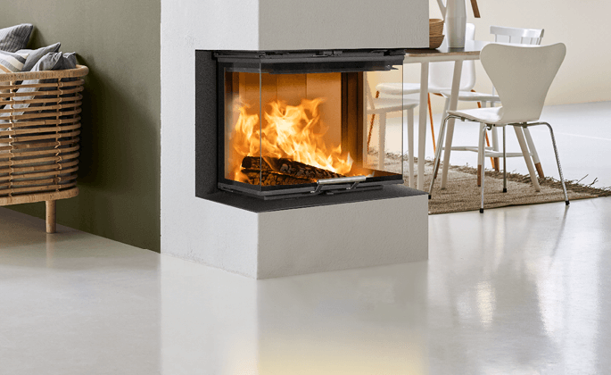 Fireplace insert Scan 5004 FRL in a bright room with a green wall