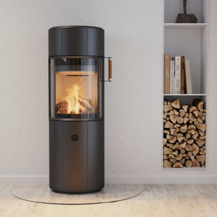 Black wood burning stove Scan 67 with oak handle in front of a beige chequered wallpaper with fire in the fireplace