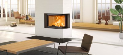 Sort peisinnsats Scan 5004 FR i et lyst rom med store hvite vinduer