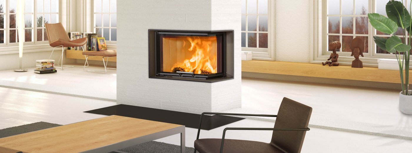 Sort peisinnsats Scan 5004 FR i et lyst rom med store hvite vinduer