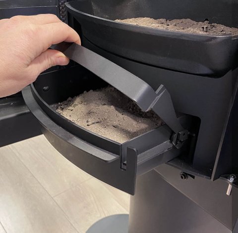 A smart ash tray makes emptying ash clean and flexible Scan 68 wood stove
